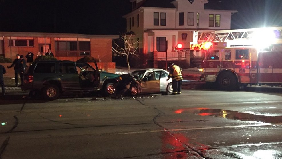 Headon crash closes ster Ave. WLUK