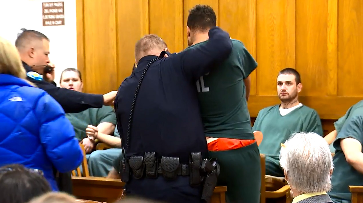 WATCH: 2 inmates shackled together fight inside courtroom | KVAL