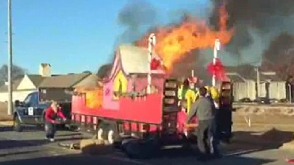 Antioch Il Christmas Parade 2022 "Grinch" blamed for setting Christmas parade float on fire with