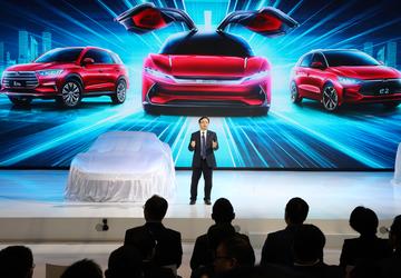 Electric car makers woo Chinese buyers with range, features